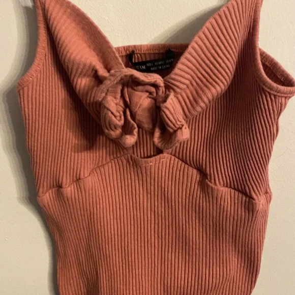 🟢10/$10 - crop top - Picture 2 of 3